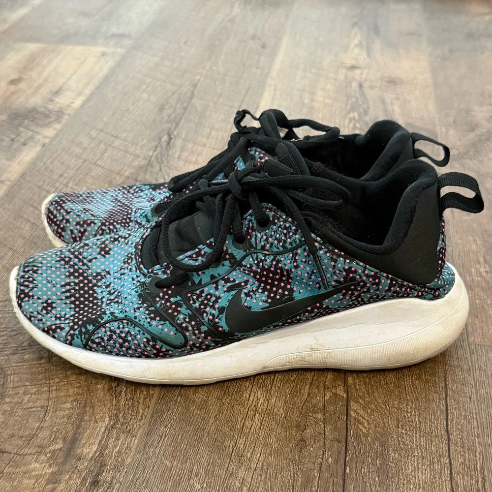 Nike Kaisha 2.0 Running Shoes, Size 8.5